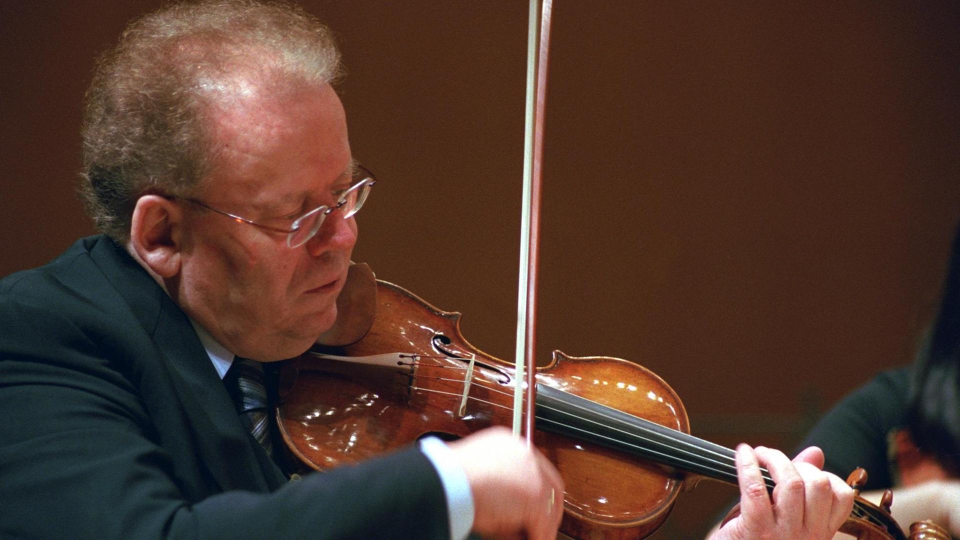 Der Violinist Rainer Kussmaul gastiert in der Philharmonie in Köln (Foto vom 15.12.2004). Als gefragter Solist und Kammermusiker konzertiert Kussmaul in aller Welt. 1995 gründete er mit einigen Kollegen die Berliner Barock Solisten, deren künstlerische Le Der Violinist Rainer Kussmaul gastiert in der Philharmonie in Köln (Foto vom 15.12.2004). Als gefragter Solist und Kammermusiker konzertiert Kussmaul in aller Welt. 1995 gründete er mit einigen Kollegen die Berliner Barock Solisten, deren künstlerische Le