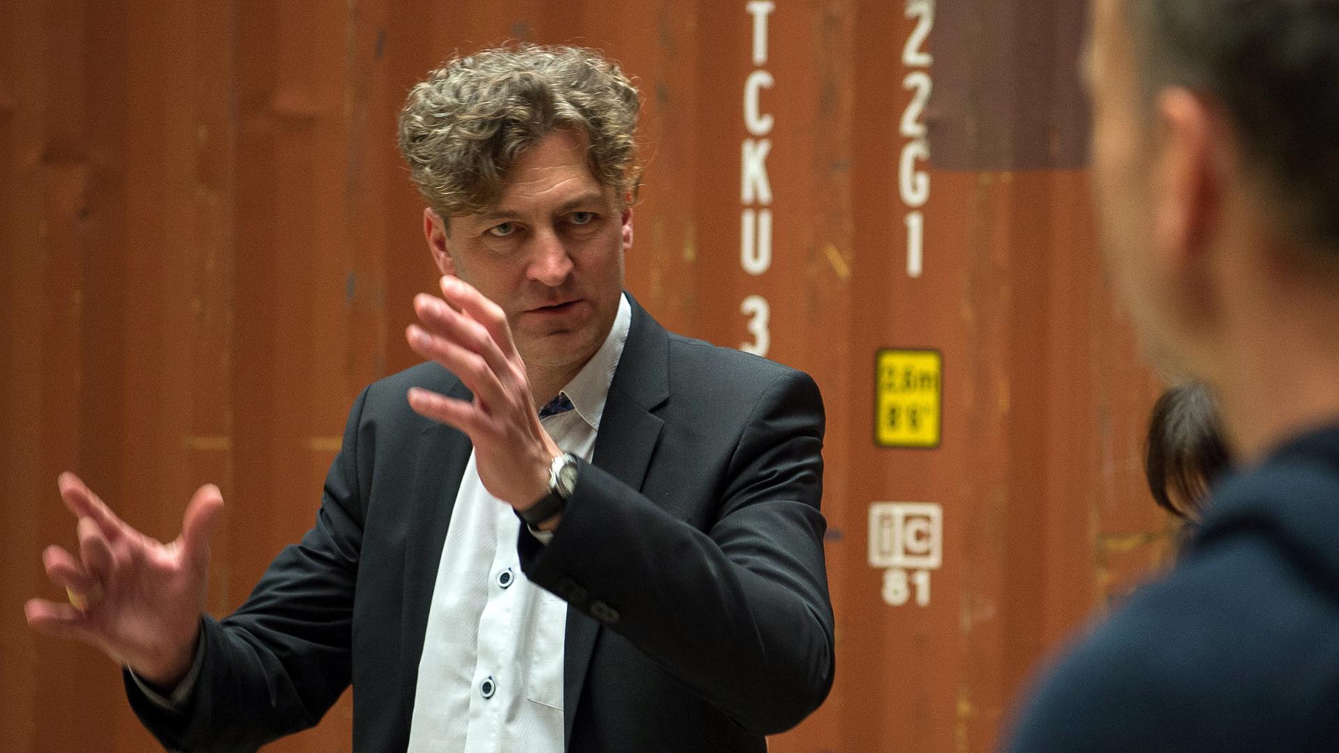 Ralf Beil, Museumsdirektor des Kunstmuseum Wolfsburg, auf einem Presserundgang in der Ausstellung "Wolfsburg Unlimited" vor Containern, die Teil der Installation "Midwest" des Künstlers Julian Rosefeldt sind. Ralf Beil, Museumsdirektor des Kunstmuseum Wolfsburg, auf einem Presserundgang in der Ausstellung "Wolfsburg Unlimited" vor Containern, die Teil der Installation "Midwest" des Künstlers Julian Rosefeldt sind.
