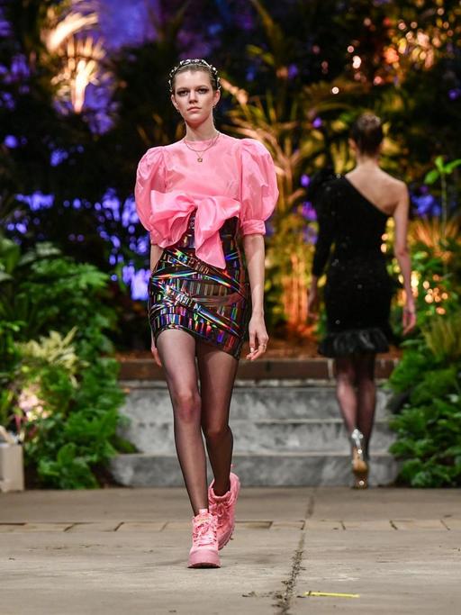 Models zeigen Mode bei der Show "Hoermanseder" auf der Berlin Fashion Week.