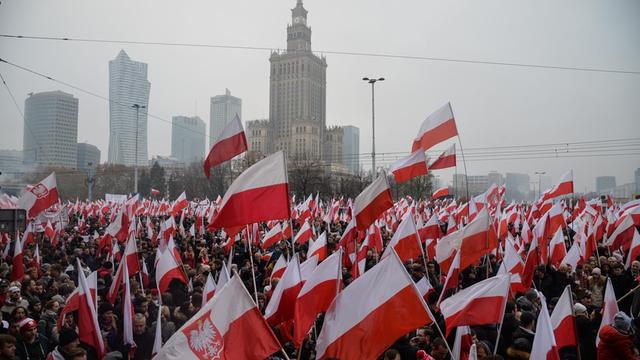 Tausende Menschen feiern bei einer Kundgebung in warschau den Jahrestag der polnischen Unabhängigkeit