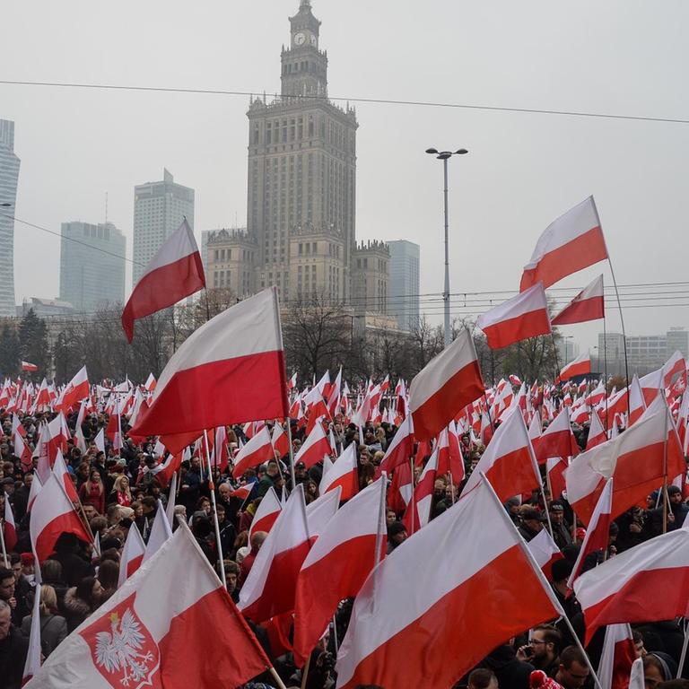 Tausende Menschen feiern bei einer Kundgebung in warschau den Jahrestag der polnischen Unabhängigkeit  