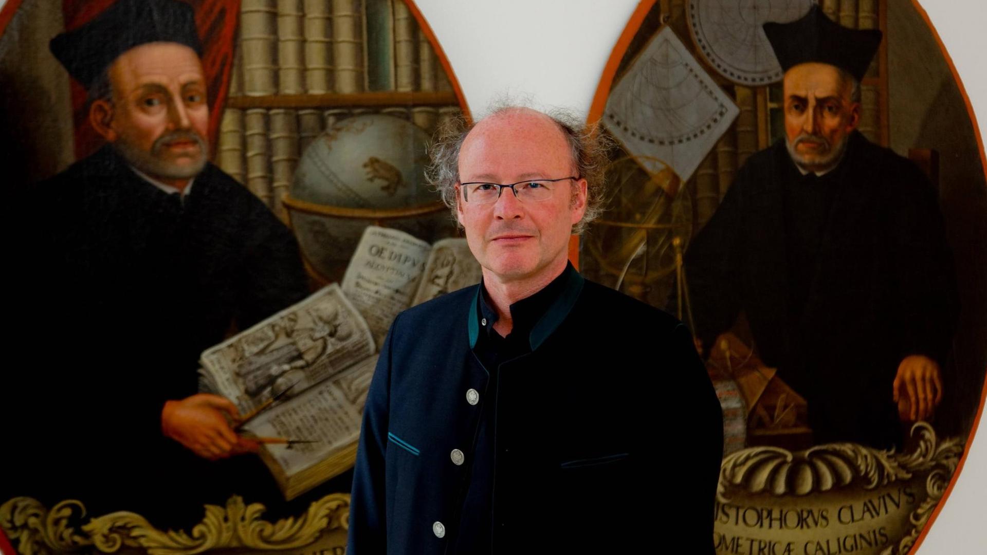 Der Jesuit und Philosoph Michael Bordt vor einer Abbildung des Gründers des Jesuitenordens, Ignatius von Loyola Der Jesuit und Philosoph Michael Bordt vor einer Abbildung des Gründers des Jesuitenordens, Ignatius von Loyola