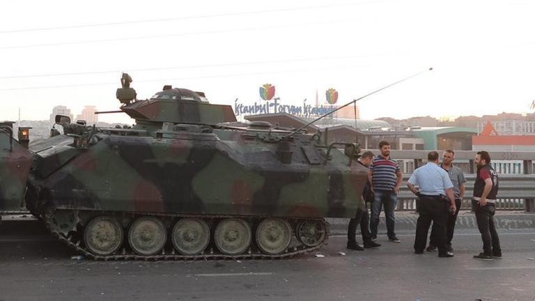 Sie sehen zwei Panzer auf einer Straße. Sie sehen zwei Panzer auf einer Straße.