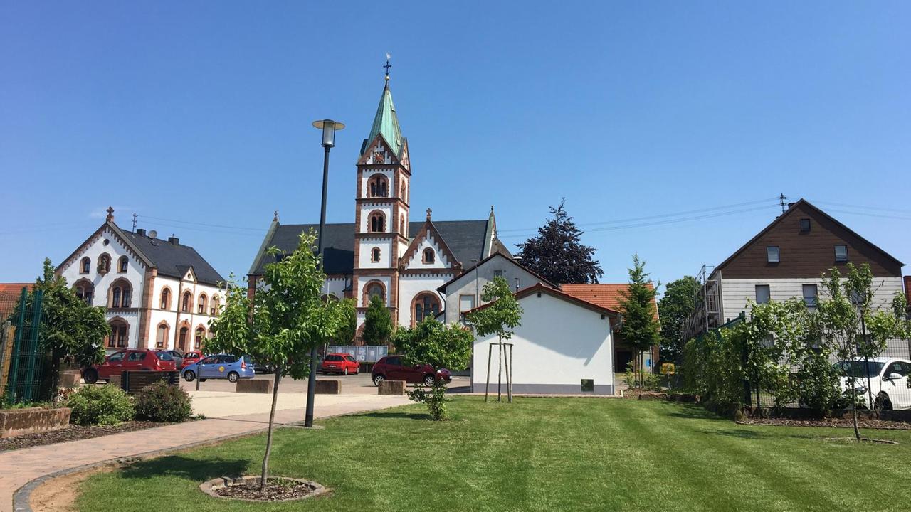 Martinshöhe in Rheinland-Pfalz - bis 2014 war vor der Kirche ein hässlicher Schotterplatz. Martinshöhe in Rheinland-Pfalz - bis 2014 war vor der Kirche ein hässlicher Schotterplatz.