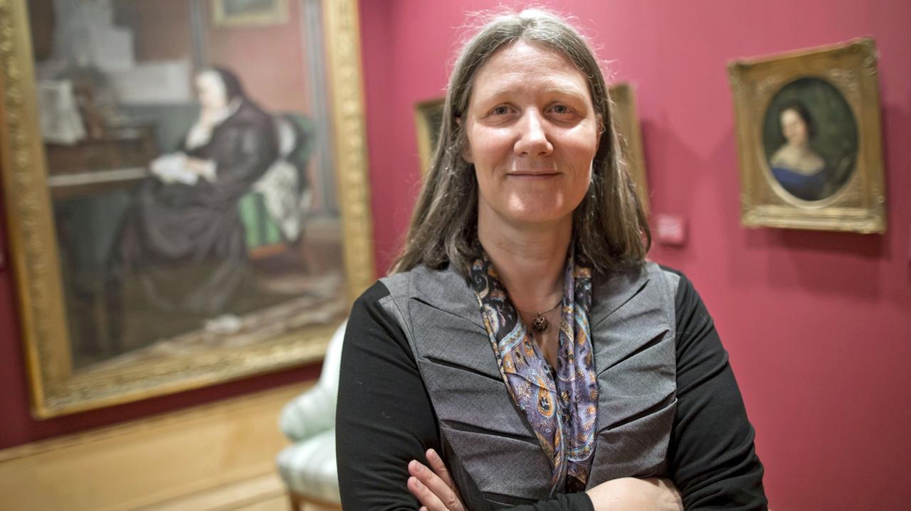 Anne Bohnenkamp-Renken, Direktorin des Freien Deutschen Hochstifts, steht in Frankfurt am Main in der Gemäldegalerie des Goethe-Hauses, das auch Sitz des Hochstifts ist. Anne Bohnenkamp-Renken, Direktorin des Freien Deutschen Hochstifts, steht in Frankfurt am Main in der Gemäldegalerie des Goethe-Hauses, das auch Sitz des Hochstifts ist.