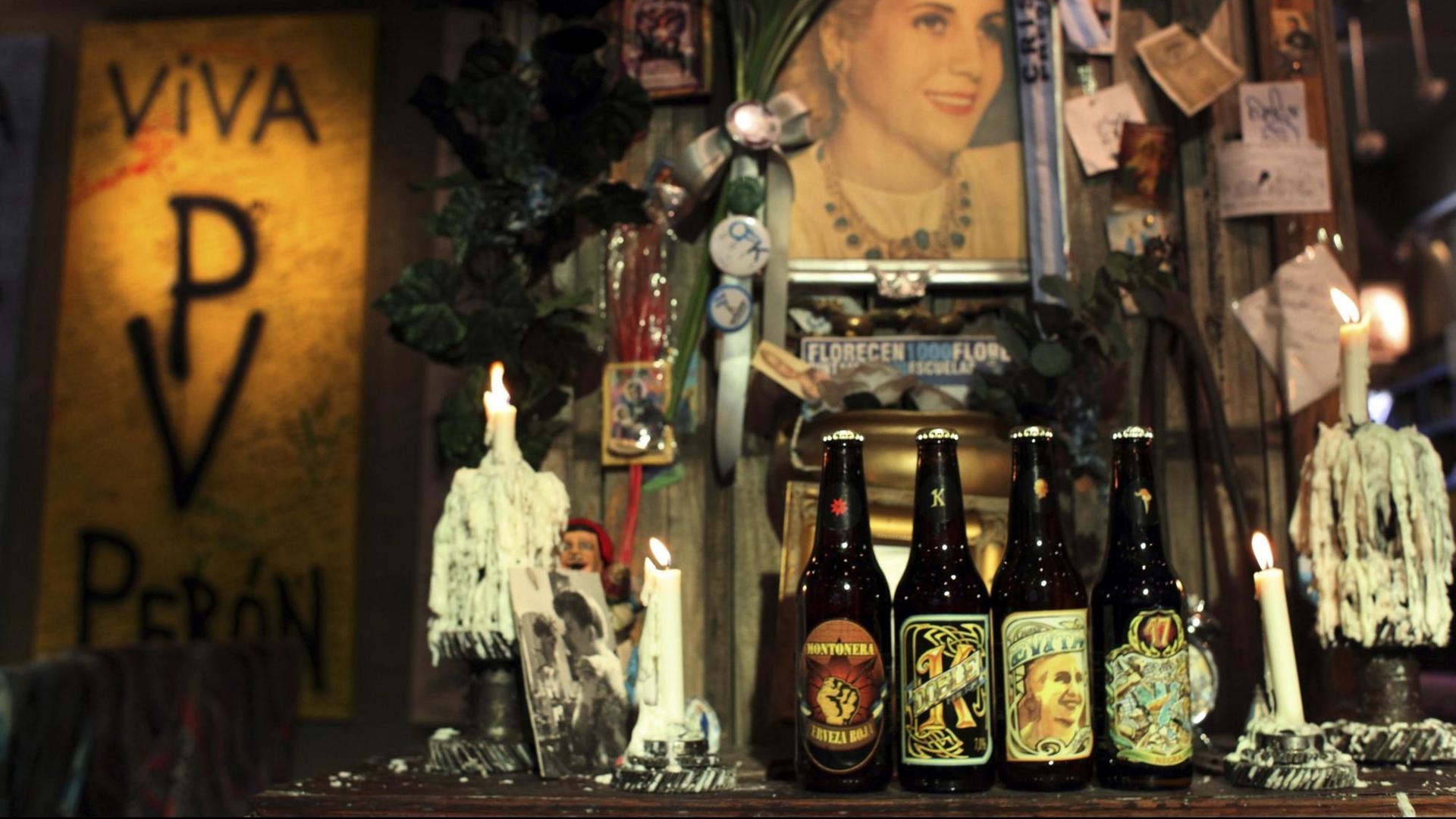 Mehrere Bierflaschen stehen in einem Schaufenster. Mehrere Bierflaschen stehen in einem Schaufenster.