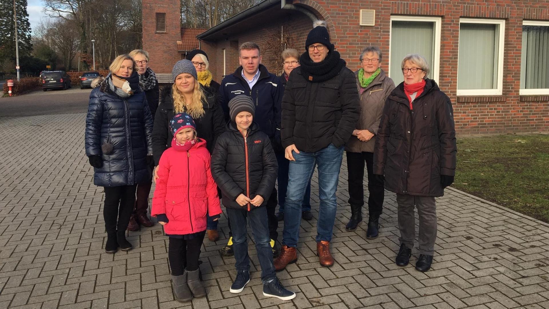 Das Dorf Hahn-Lehmden in Niedersachsen sucht einen Arzt: Mitstreiter vor dem Feuerwehrhaus. Das Dorf Hahn-Lehmden in Niedersachsen sucht einen Arzt: Mitstreiter vor dem Feuerwehrhaus.