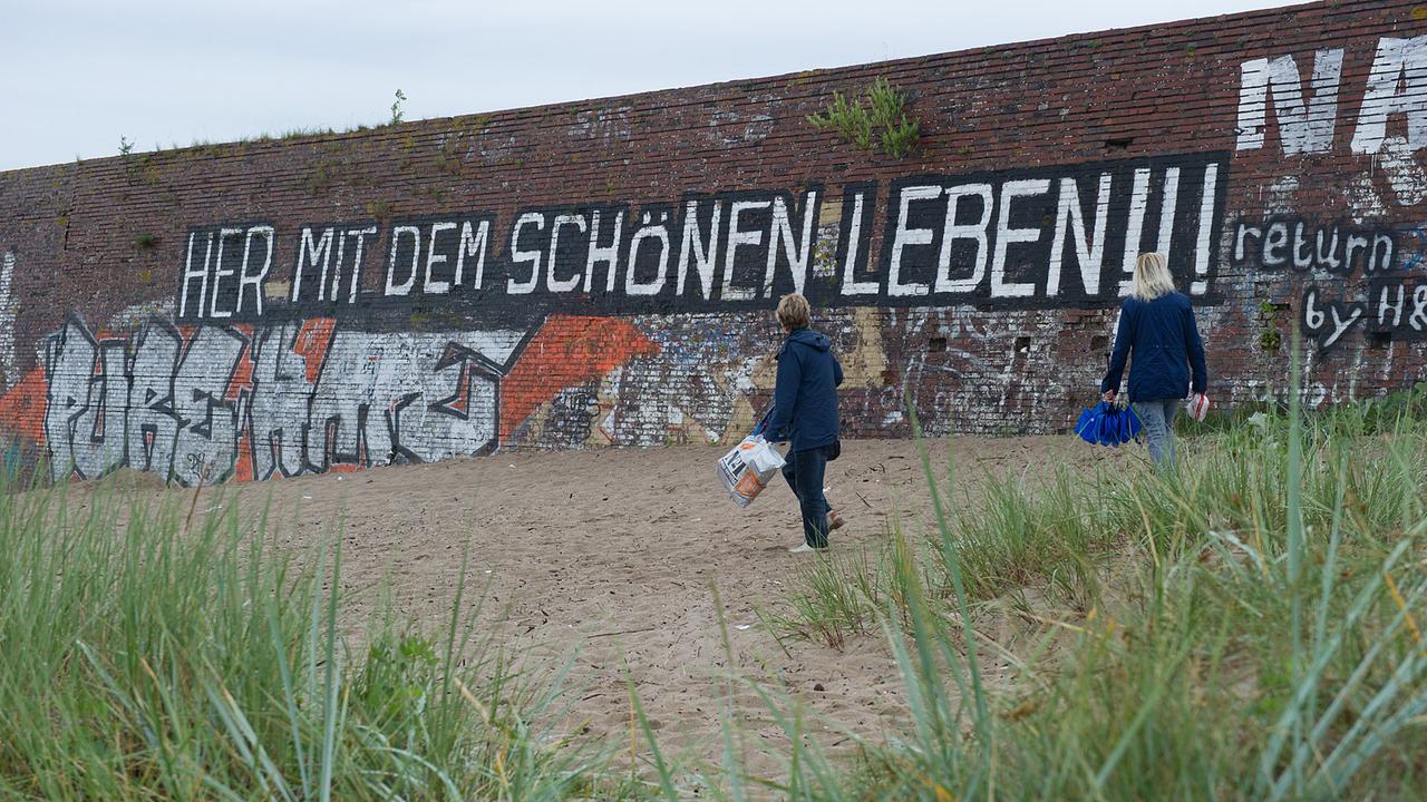 "Her mit dem schönen Leben" - der Spruch steht an der Kaimauer des KdF-Seebad Prora auf Rügen.