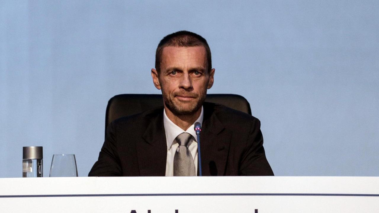 Aleksander Ceferin hält nach seiner Wahl zum neuen UEFA-Präsidenten in Athen eine Rede. Aleksander Ceferin hält nach seiner Wahl zum neuen UEFA-Präsidenten in Athen eine Rede.