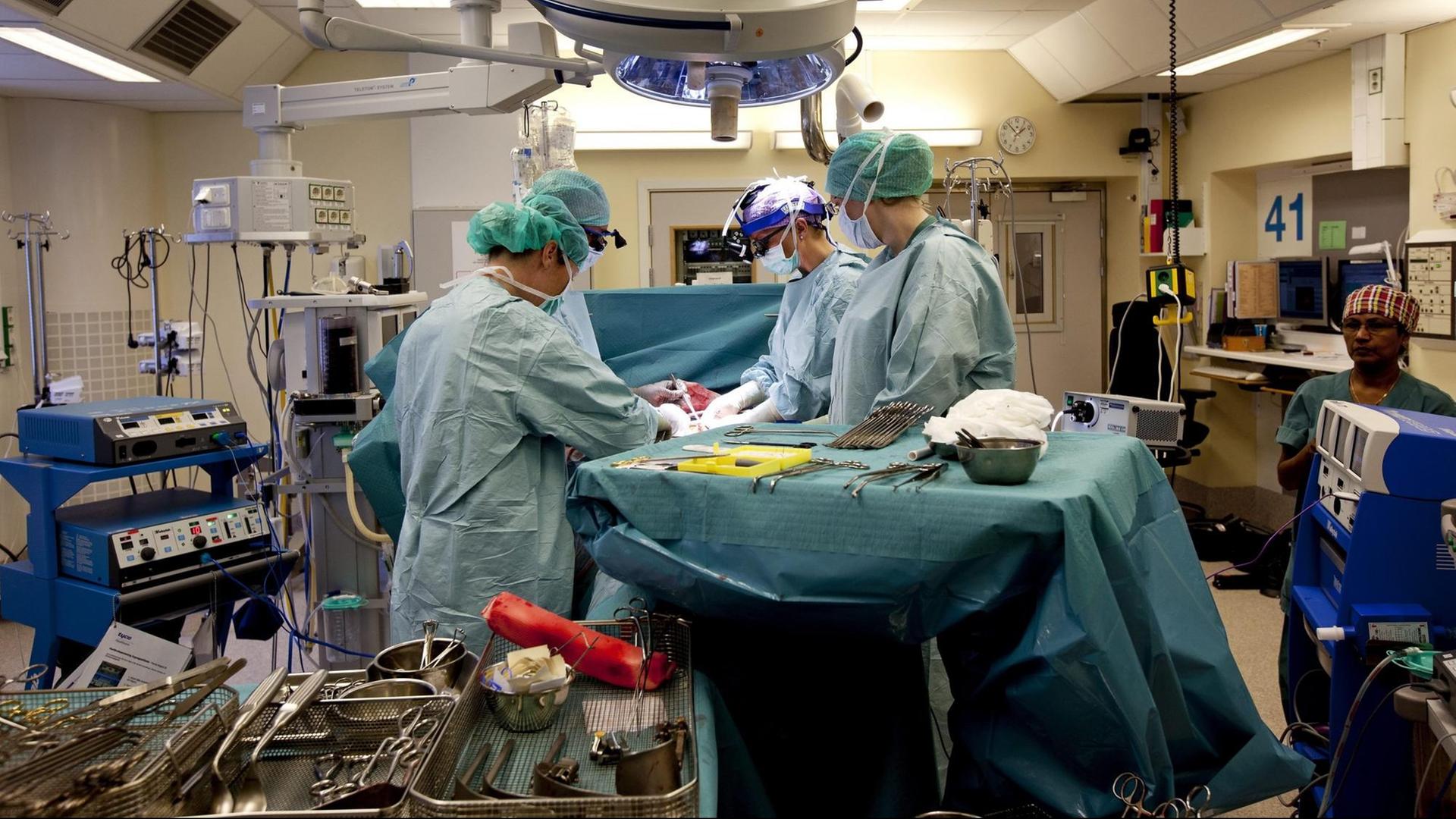 Mats Brännström und sein Team bei der Transplantation einer Gebärmutter Mats Brännström und sein Team bei der Transplantation einer Gebärmutter