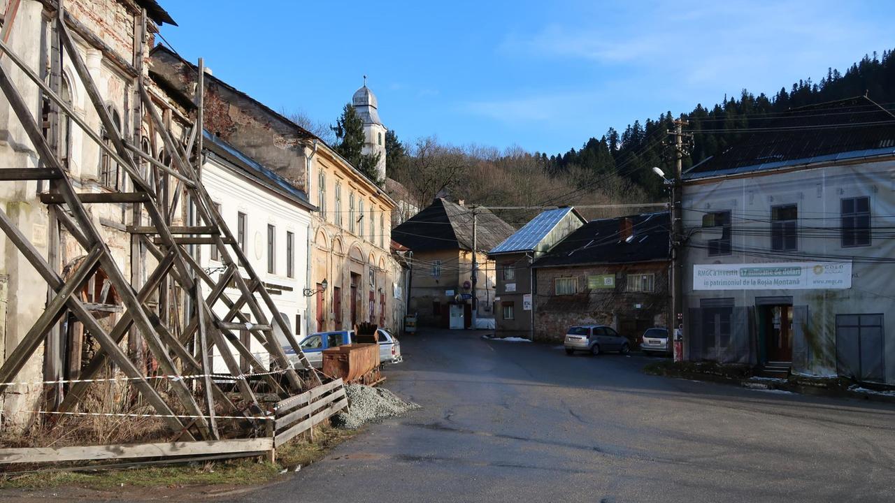Der Dorfplatz von Rosia Montana mit alten unrenovierten Häusern. Der Dorfplatz von Rosia Montana mit alten unrenovierten Häusern.