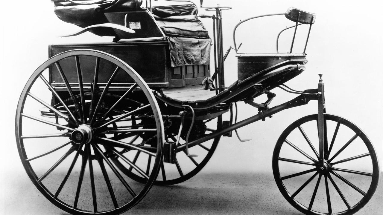 Ein Foto des Patent-Motorwagen Nummer 3 von Karl Benz. Es ist ein überdimensioniertes Dreirad.