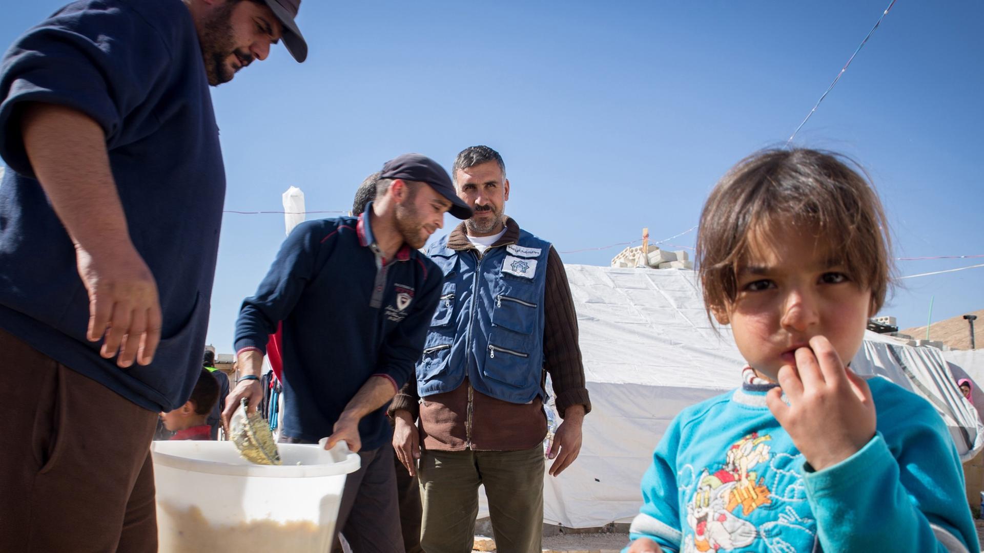 Essensausgabe an syrische Flüchtlinge im Libanon am vergangenen Samstag (25. Oktober 2014) Essensausgabe an syrische Flüchtlinge im Libanon am vergangenen Samstag (25. Oktober 2014)