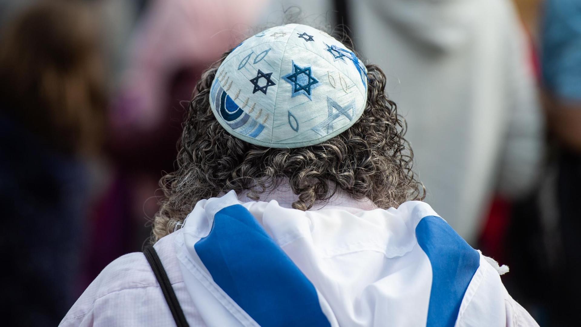 Eine Frau trägt auf einer Kundgebung eines Bündnisses gegen Antisemitismus in Hannover eine Kippa. Eine Frau trägt auf einer Kundgebung eines Bündnisses gegen Antisemitismus in Hannover eine Kippa.