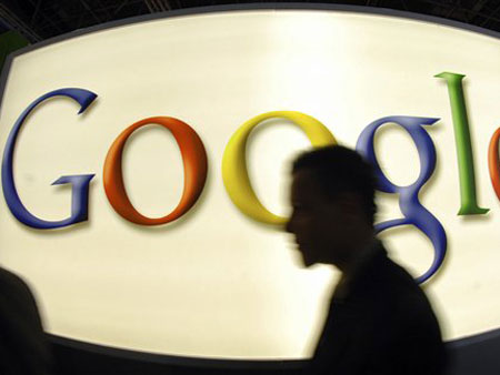 Ein Besucher geht am 25. September 2007 an einem Stand des Internetkonzerns Google auf der Messe in Duesseldorf vorbei. Ein Besucher geht am 25. September 2007 an einem Stand des Internetkonzerns Google auf der Messe in Duesseldorf vorbei.
