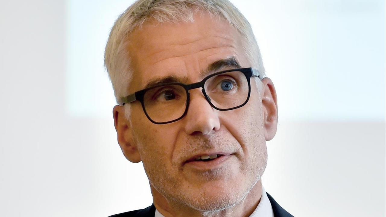 Joachim Ragnitz, stellvertretender Leiter des ifo Instituts Dresden, spricht am 20.10.2016 in Bad Saarow (Brandenburg) beim ersten ostdeutschen Wirtschaftsforum. Nach dem Vorbild des Weltwirtschaftsforums in Davos wollen Politiker, Wissenschaftler und Manager in Bad Saarow über die Aussichten der ostdeutschen Wirtschaft reden. Joachim Ragnitz, stellvertretender Leiter des ifo Instituts Dresden, spricht am 20.10.2016 in Bad Saarow (Brandenburg) beim ersten ostdeutschen Wirtschaftsforum. Nach dem Vorbild des Weltwirtschaftsforums in Davos wollen Politiker, Wissenschaftler und Manager in Bad Saarow über die Aussichten der ostdeutschen Wirtschaft reden.