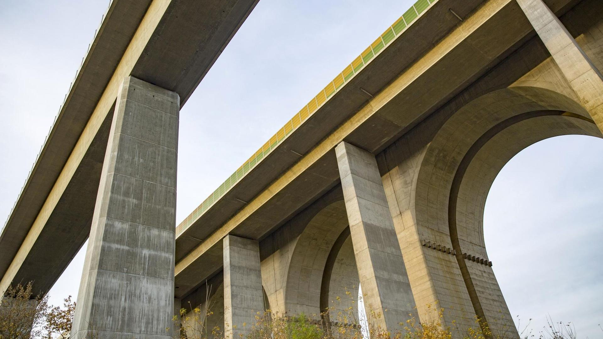 Wiedbachtalbrücken mit der Bundesautobahn A3 neben der ICE Hochgeschwindigkeitstrasse bei Neustadt (Wied) Wiedbachtalbrücken mit der Bundesautobahn A3 neben der ICE Hochgeschwindigkeitstrasse bei Neustadt (Wied)