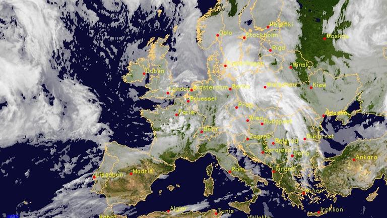 Das Satellitenbild des Deutschen Wetterdienstes vom 12.04.2013 zeigt die aktuelle Wetterlage über Europa Das Satellitenbild des Deutschen Wetterdienstes vom 12.04.2013 zeigt die aktuelle Wetterlage über Europa