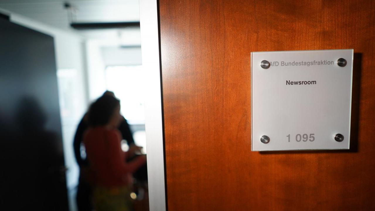 01.11.2018, Berlin: Blick auf das Türschild des AfD-Newsrooms im Deutschen Bundestag 01.11.2018, Berlin: Blick auf das Türschild des AfD-Newsrooms im Deutschen Bundestag