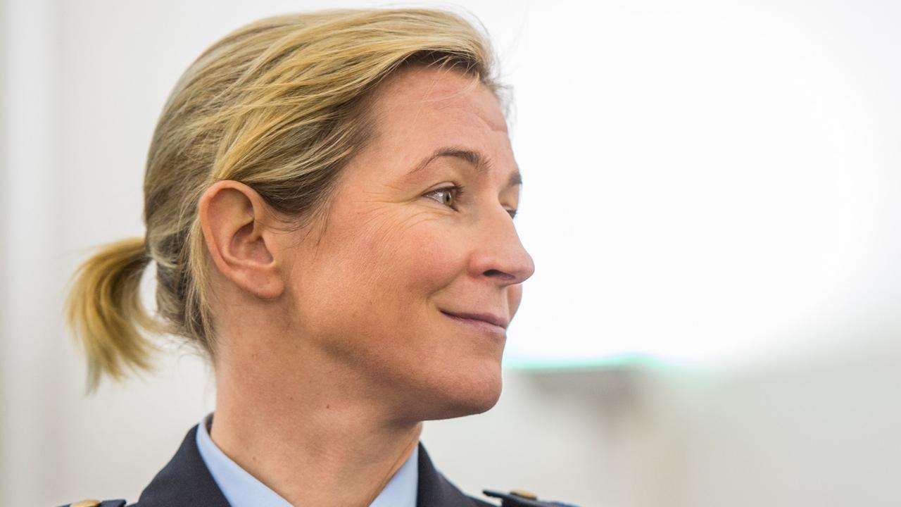 Claudia Pechstein in einem Sitzungssaal des Oberlandesgerichts. Sie lächelt. Claudia Pechstein in einem Sitzungssaal des Oberlandesgerichts. Sie lächelt.