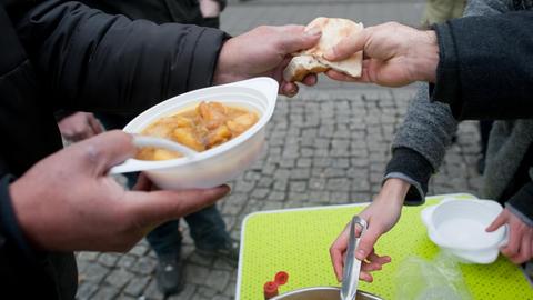 Ehrenamtliche, die Geflüchteten helfen, werden immer häufiger bedroht. 