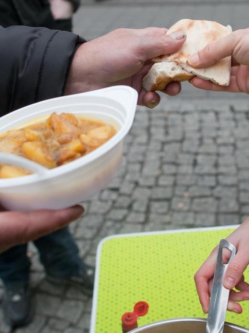 Ehrenamtliche, die Geflüchteten helfen, werden immer häufiger bedroht. 