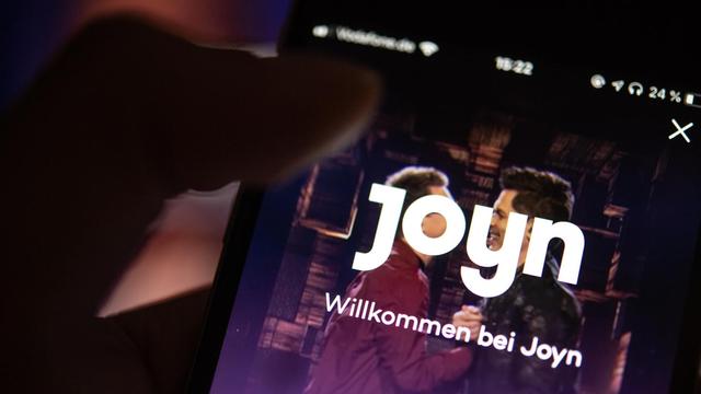 Auf dem Bildschirm eines Smartphones wird die App der Streaming-Plattform Joyn angezeigt. Mit der neuen Plattform sollen die Angebote von 55 TV-Sendern in einer App nutzbar seien.