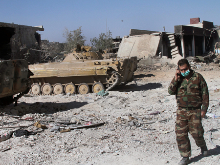 Syrischer Soldat in einem Vorort von Damaskus: Heute beginnen UNO-Inspekteure ihre Untersuchungen zur den Giftgas-Vorwürfen Syrischer Soldat in einem Vorort von Damaskus: Heute beginnen UNO-Inspekteure ihre Untersuchungen zur den Giftgas-Vorwürfen