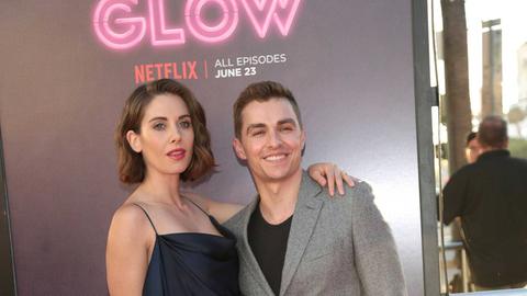 Alison Brie und ihr Ehemann Dave Franco bei der Glow Netflix-Serien-Premiere am 21.06.2017 in Los Angeles. Sie spielt in der Serie eine der kämpfenden Frauen.