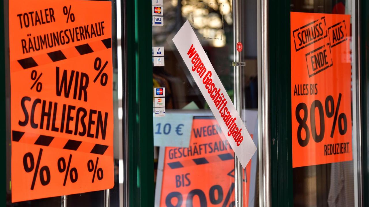 Eisenach, Thüringen: Wegen der Corona-Beschränkungen sind viele Firmen in Existenznöte geraten. In einem Schaufenster hängen neonrote Plakate mit der Aufschrift "Wir schließen", "Wegen Geschäftsaufgabe" und "Räumungsverkauf". Eisenach, Thüringen: Wegen der Corona-Beschränkungen sind viele Firmen in Existenznöte geraten. In einem Schaufenster hängen neonrote Plakate mit der Aufschrift "Wir schließen", "Wegen Geschäftsaufgabe" und "Räumungsverkauf".