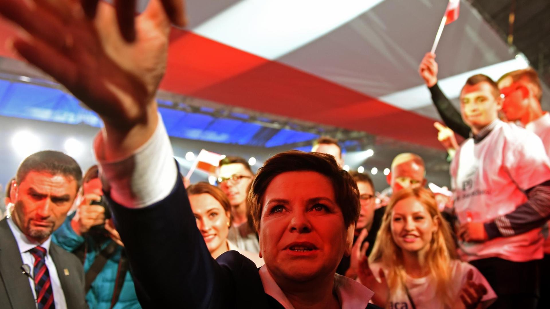 Beata Szydlo, Spitzenkandidatin von "Recht und Gerechtigkeit" (PiS) auf einer Wahlveranstaltung Beata Szydlo, Spitzenkandidatin von "Recht und Gerechtigkeit" (PiS) auf einer Wahlveranstaltung