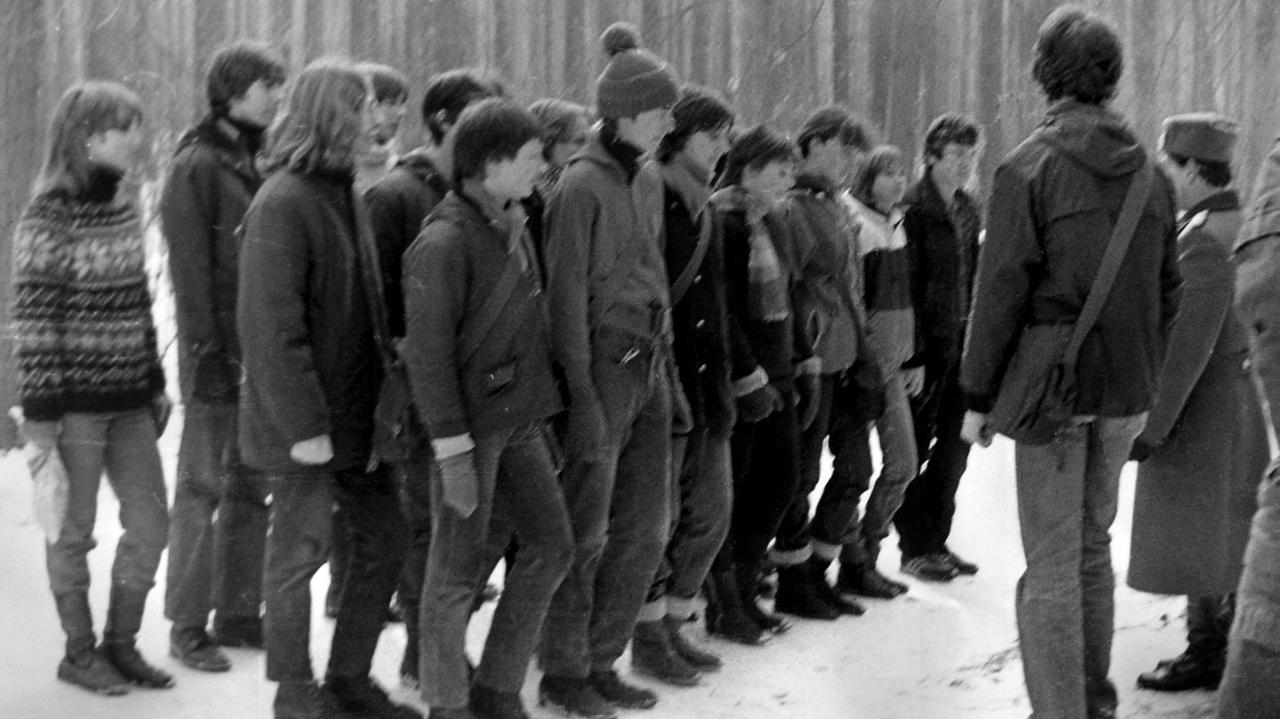 Schüler stehen in Reih und Glied in einem verschneiten Wald - Vormillitärische Ausbildung im Rahmen des Unterrichtsfachs Zivilverteidigung in Berlin (Ost) um 1985/(Aufnahmedatum gesschätzt) 