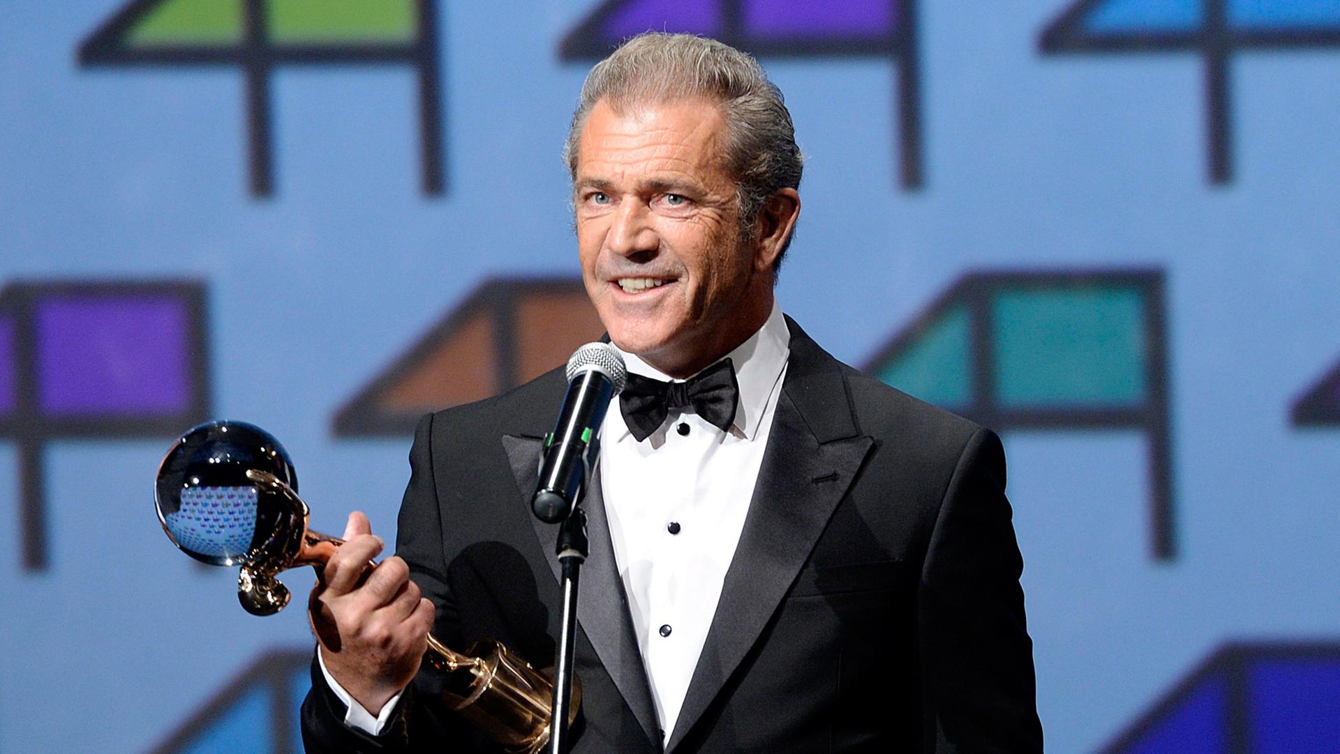 Mel Gibson, hier mit dem Crystal Globe Award für seine künstlerische Leistung während des 49. Karlovy Vary International Film Festivals in Tschechien im Jahr 2014 Mel Gibson, hier mit dem Crystal Globe Award für seine künstlerische Leistung während des 49. Karlovy Vary International Film Festivals in Tschechien im Jahr 2014