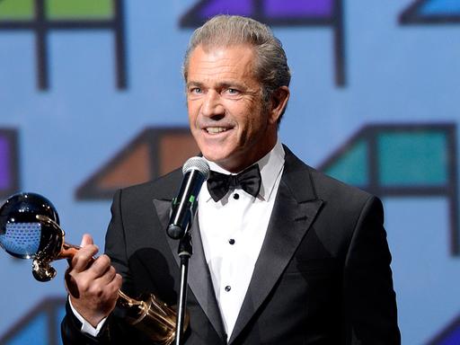 Mel Gibson, hier mit dem Crystal Globe Award für seine künstlerische Leistung während des 49. Karlovy Vary International Film Festivals in Tschechien im Jahr 2014