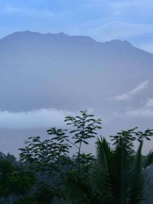 Der Vulkan Agung auf der indonesischen Insel Bali in der Nacht