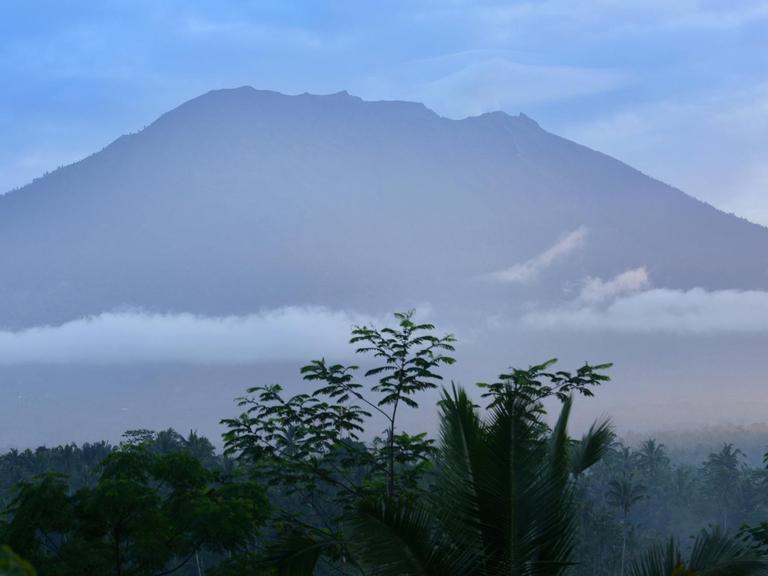 Der Vulkan Agung auf der indonesischen Insel Bali in der Nacht