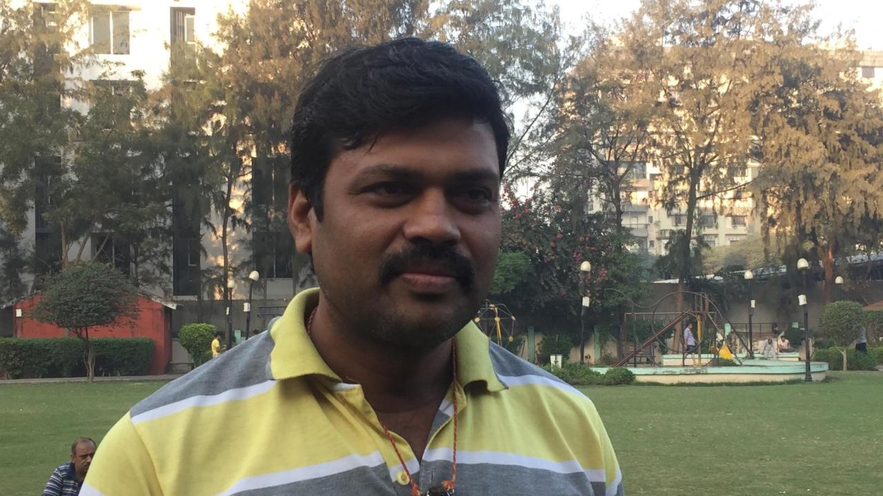 Alok Aggarwal von der nationalistischen RSS sagt, alle Muslime in Indien seien vor Jahrhunderten zwangskonvertiert und sollten zurück zum Hinduismus. Er sei wie Gandhi auch ein Patriot. Alok Aggarwal von der nationalistischen RSS sagt, alle Muslime in Indien seien vor Jahrhunderten zwangskonvertiert und sollten zurück zum Hinduismus. Er sei wie Gandhi auch ein Patriot.