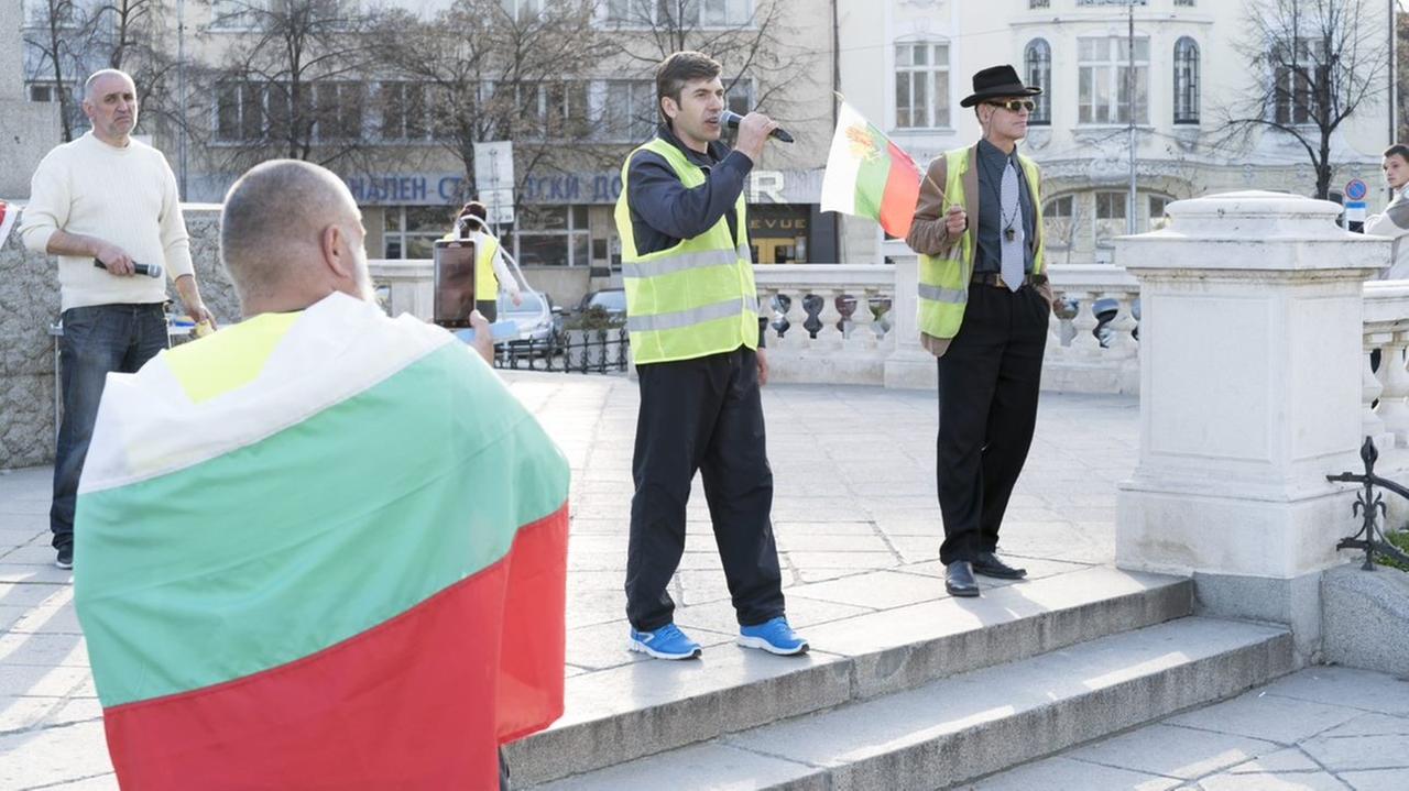 Proteste vor dem bulgarischen Parlament in Sofia: Ministerpräsident Bojko Borrissow müsse in den Knast wegen Korruption. Nur die EU könne noch helfen.