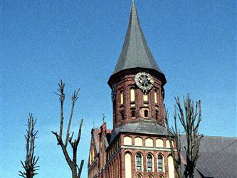 Der wieder aufgebaute Königsberger Dom steht vor der Ruine des "Hauses der Räte" im russischen Kaliningrad, dem früheren deutschen Königsberg