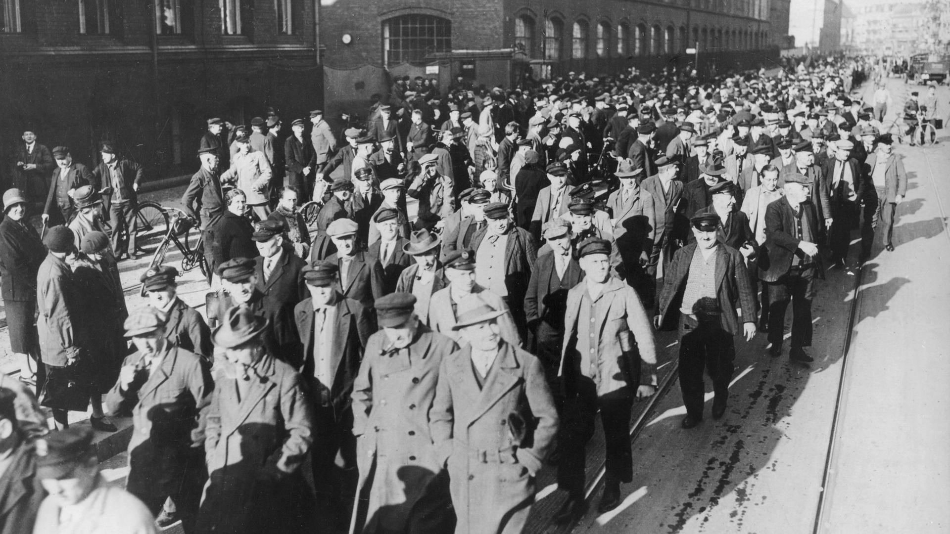 Im Jahr 1930 demonstrieren Berliner Metallarbeiter gegen die geplante Herabsetzung der Mindestlöhne um acht Prozent.