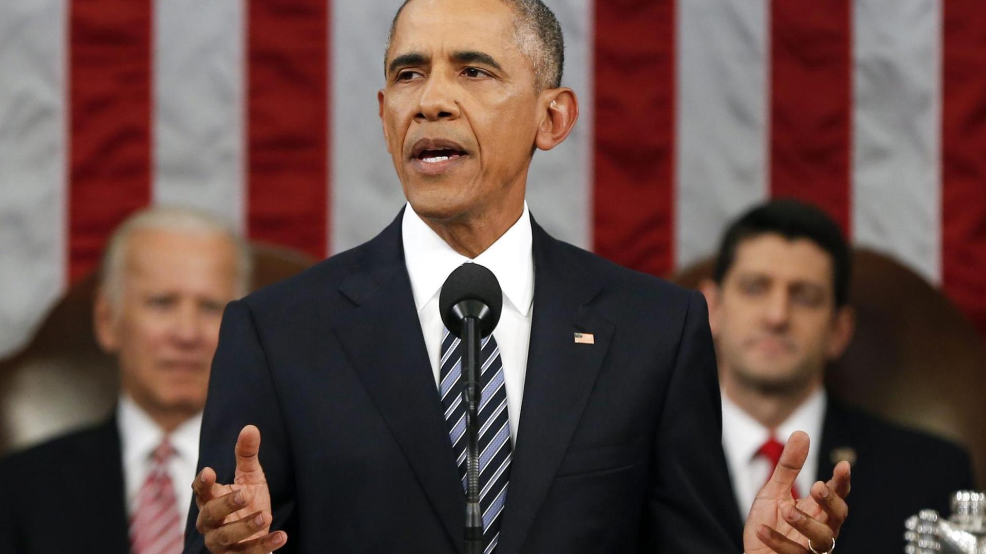 Obama am Rednerpult, im Hintergrund die Flagge der USA Obama am Rednerpult, im Hintergrund die Flagge der USA