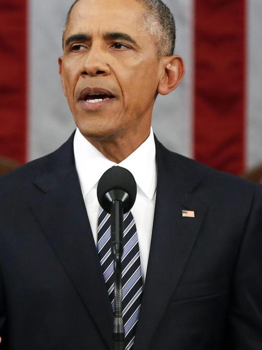 Obama am Rednerpult, im Hintergrund die Flagge der USA