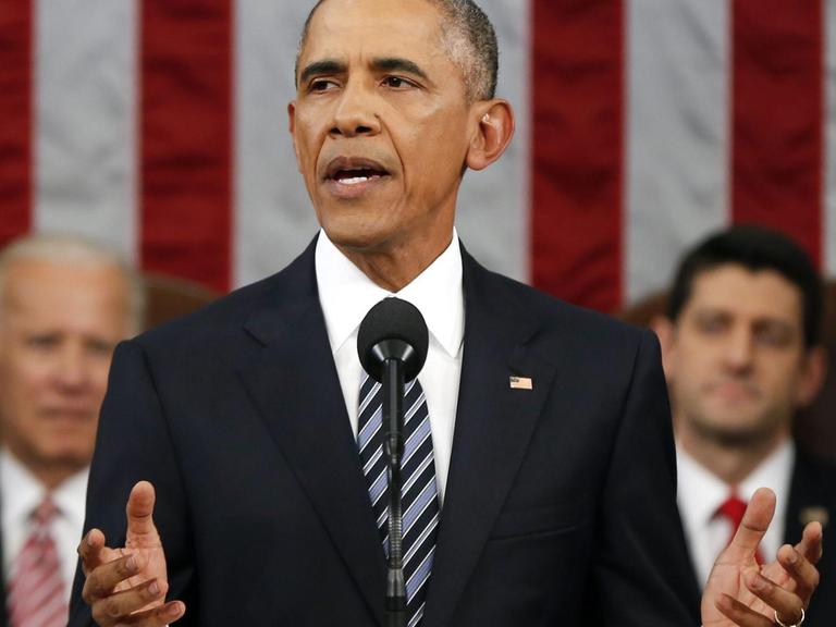 Obama am Rednerpult, im Hintergrund die Flagge der USA