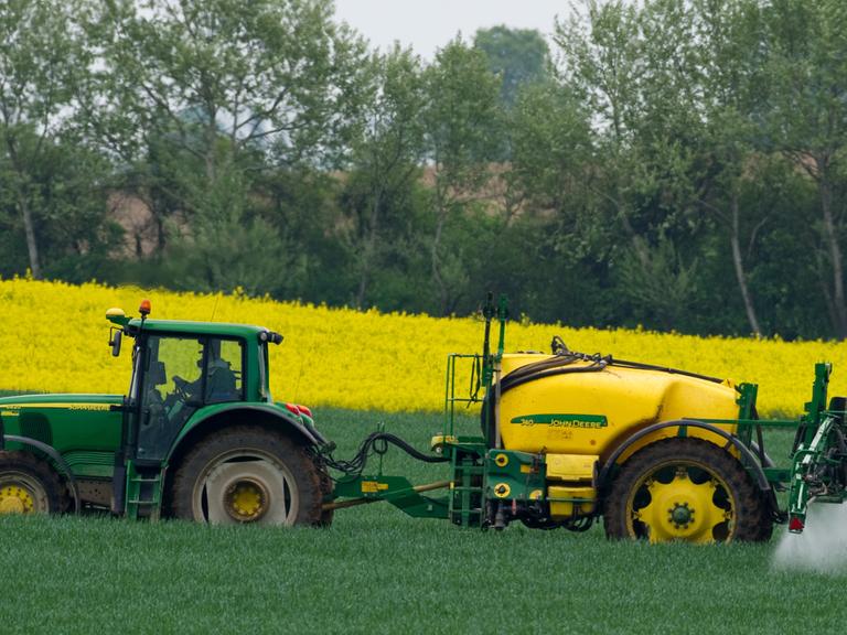 Ein Landwirt versprüht Pflanzenschutzmittel