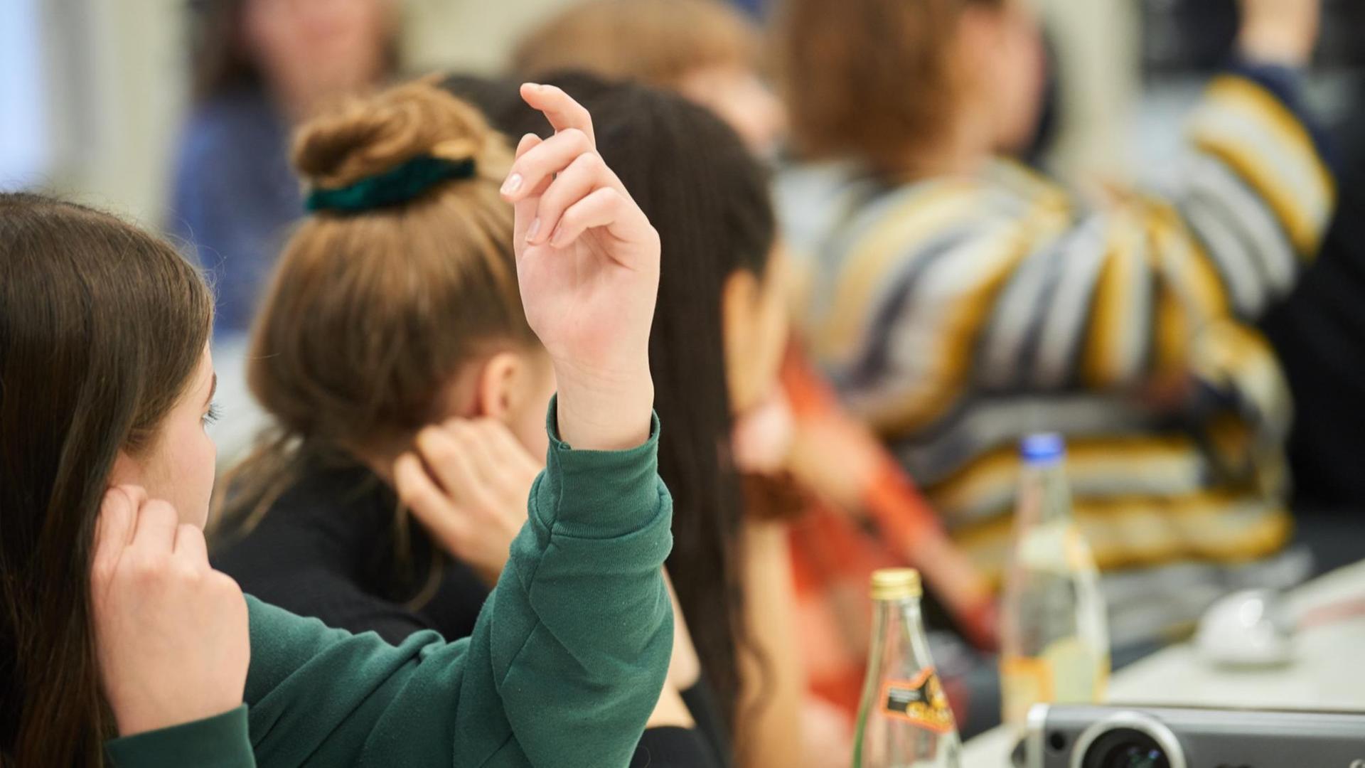 11.02.2019, Berlin: Zwei Schülerinnen melden sich im Unterricht Foto: Annette Riedl/dpa | Verwendung weltweit 11.02.2019, Berlin: Zwei Schülerinnen melden sich im Unterricht Foto: Annette Riedl/dpa | Verwendung weltweit