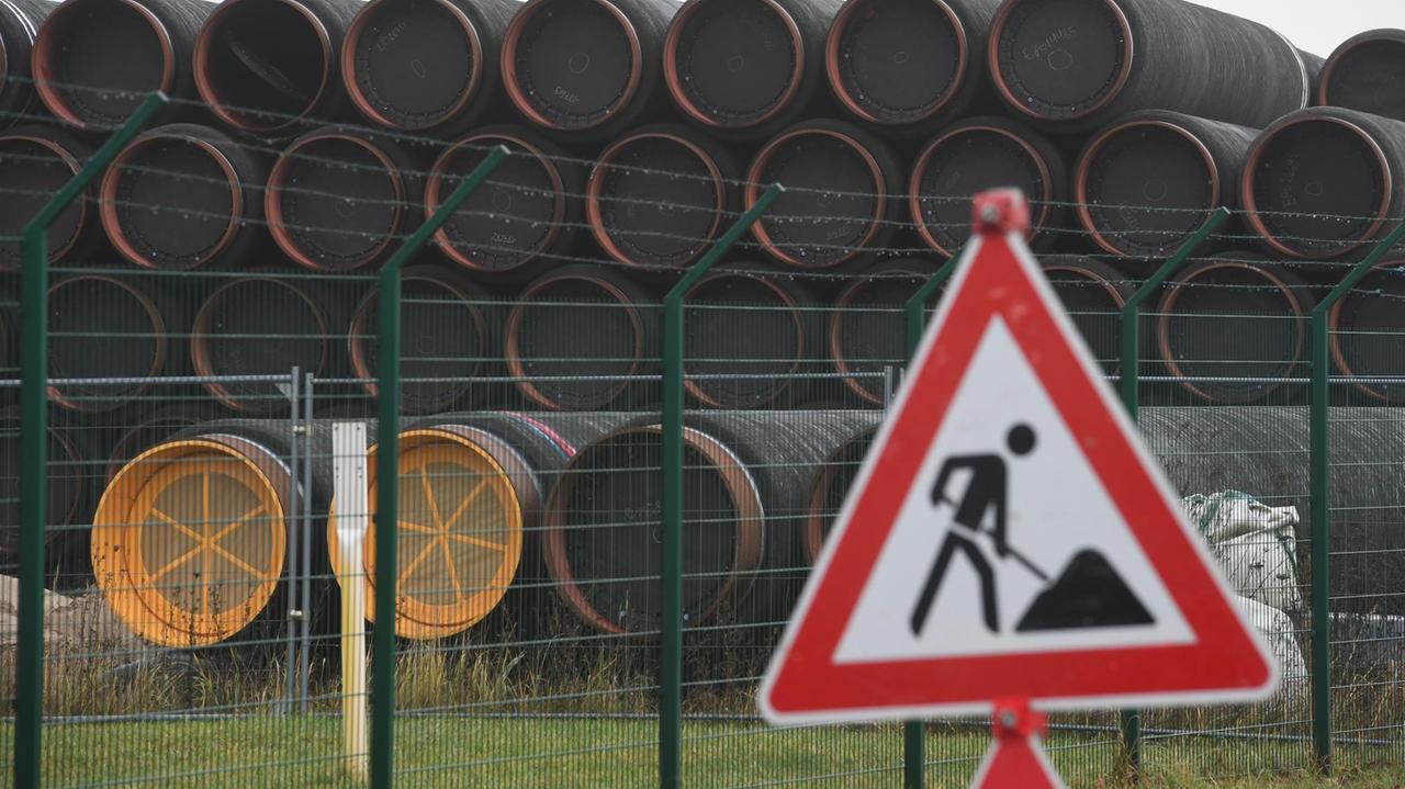 Rohre für die Ostsee-Gaspipeline Nord Stream 2 werden auf dem Gelände des Hafen Mukran gelagert. 