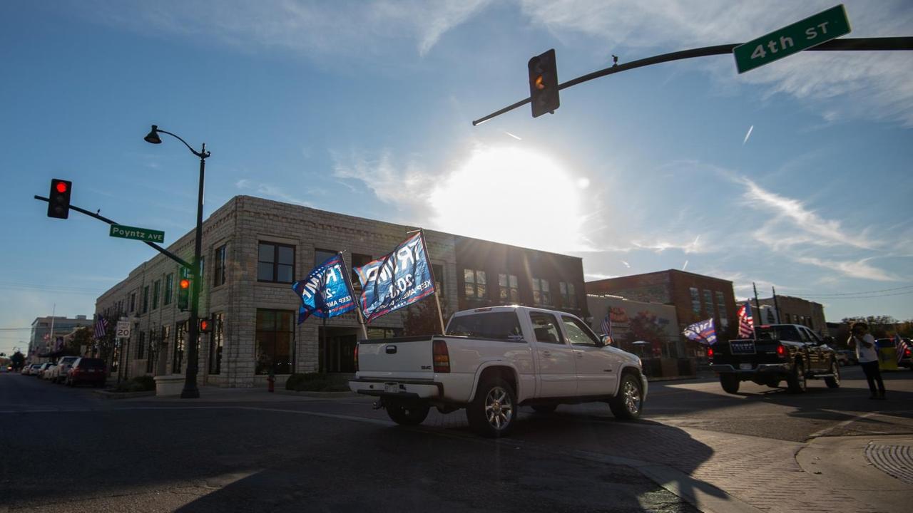Ein Truck mit Fahnen fährt mit anderen Trump-Unterstützern durch die Straßen. Ein Truck mit Fahnen fährt mit anderen Trump-Unterstützern durch die Straßen.
