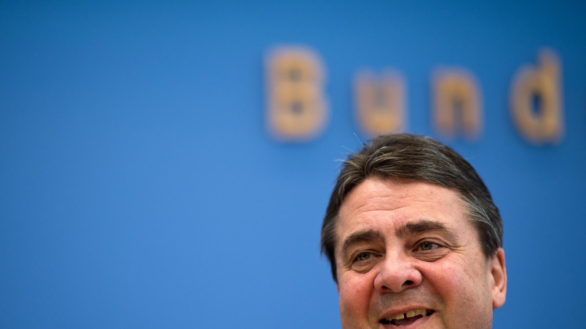 Bundeswirtschaftsminister Sigmar Gabriel (SPD) einer Pressekonferenz in Berlin die von der schwarz-roten Bundesregierung beschlossenen Eckpunkte zur Novellierung des Erneuerbare-Energien-Gesetzes (EEG) vor.