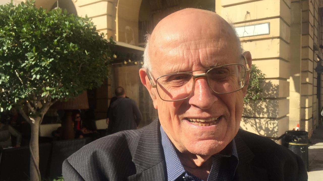 Kunsthistoriker Marius Zerafa erzählt in einem Café. Seine Haare sind grau, er trägt eine große Brille. Kunsthistoriker Marius Zerafa erzählt in einem Café. Seine Haare sind grau, er trägt eine große Brille.