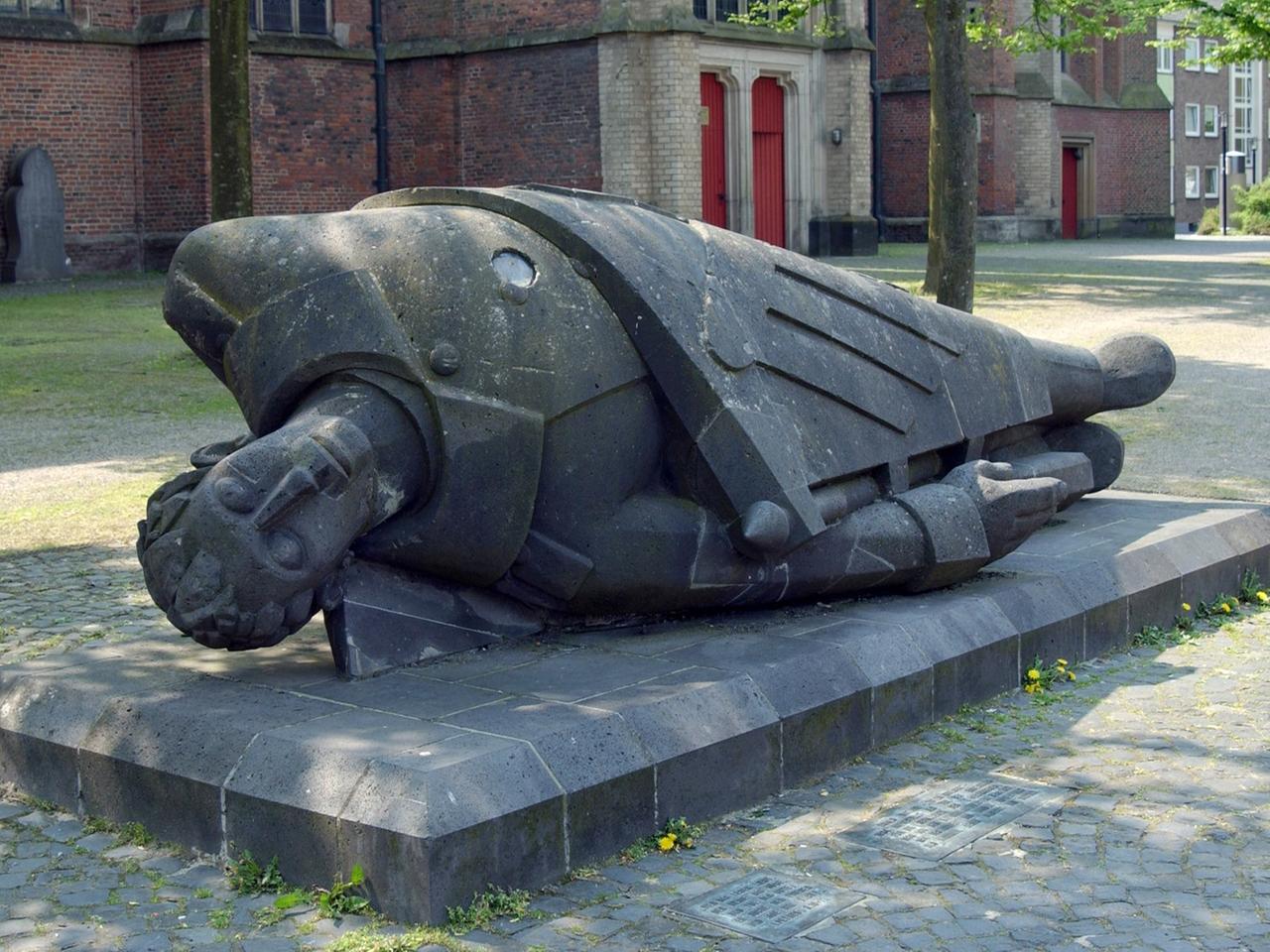 Das Denkmal "Toter Krieger" von Ewald Matare vor der Stifts-und Prosteikirche St. Mariä Himmelfahrt in der nordrhein-westfälischen Stadt Kleve am 09.05.2005. Das Denkmal wurde im Jahre 1934 als Teil eines Ehrenmals für die Gefallenen des Ersten Weltkrieges aufgestellt. 1938, nur vier Jahre später, wurde es von den Nationalsozialisten zerstört. Das Denkmal wurde restauriert und 1981 wieder aufgestellt als Mahnmal gegen Unrecht und Gewalt. Das Denkmal "Toter Krieger" von Ewald Matare vor der Stifts-und Prosteikirche St. Mariä Himmelfahrt in der nordrhein-westfälischen Stadt Kleve am 09.05.2005. Das Denkmal wurde im Jahre 1934 als Teil eines Ehrenmals für die Gefallenen des Ersten Weltkrieges aufgestellt. 1938, nur vier Jahre später, wurde es von den Nationalsozialisten zerstört. Das Denkmal wurde restauriert und 1981 wieder aufgestellt als Mahnmal gegen Unrecht und Gewalt.